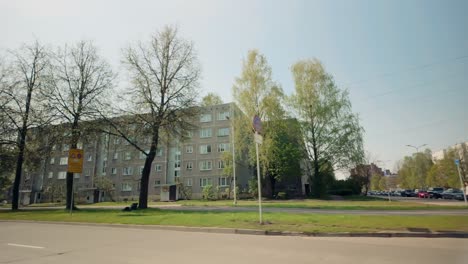 Viaje-Por-La-Calle-En-Los-Suburbios-De-Riga-Con-Un-Bloque-De-Condominios-De-Apartamentos-Residenciales-De-Edad-Avanzada