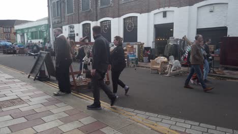 Gente-Mirando-Un-Accesorio-Divertido-En-El-Mercado-De-Barras.