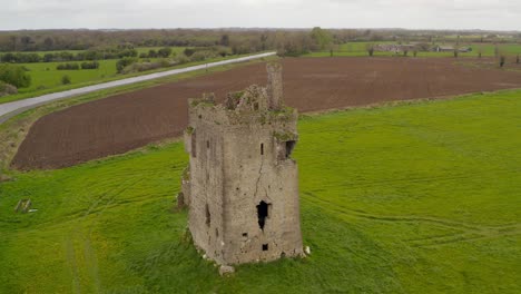 Castillo-De-Srah-Desgastado-Y-Viejo-Con-Grietas-En-Las-Torres-De-Defensa,-Paralaje-Aéreo