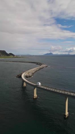 Fahrt-Im-Minivan-über-Eine-Gewundene-Brücke-Zur-Insel-Runde,-Norwegen