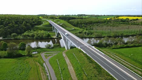 Autocaravana-Conduciendo-Por-El-Viaducto-Que-Cruza-El-Río-Mayenne-En-La-Campiña-De-Chateau-Gontier,-Francia