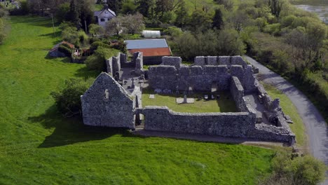 Dynamische-Luftaufnahmen-Erfassen-Eine-Weitwinkelaufnahme-Der-Annaghdown-Abbey