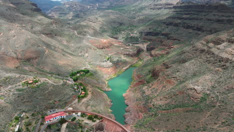 Fantastischer-Luftblick-über-Den-Sorrueda-Damm-Auf-Der-Insel-Gran-Canaria-An-Einem-Sonnigen-Tag-Mit-Nahe-Gelegenen-Bergen