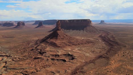 Das-Filmmaterial-Wurde-In-Der-Monument-Valley-Wüste-An-Der-Grenze-Zwischen-Arizona-Und-Utah-In-Der-Nähe-Von-Mexican-Hat,-Utah,-Aufgenommen,-Mit-Einem-Großen-Indischen-Berggipfel-In-Der-Ferne