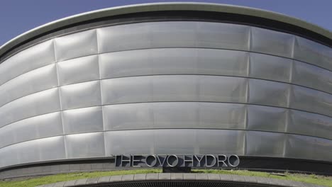 Ovo-Hydro-Arena-Día-Soleado-Cielo-Azul-Empujar-Hacia-Adentro