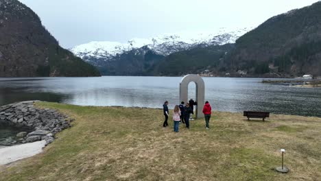 Tourists-gather-around-sculpture-for-photos-in-Mo,-Modalen,-in-Norway