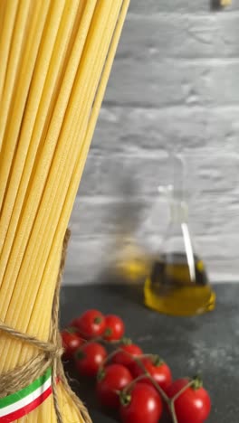 Vertikale-Nahaufnahme-Italienische-Spaghetti-Pasta-Italien-Flagge-Küche-Tomaten-Knoblauch-Basilikum-Seil-Gebunden-Ansicht,-Küche-Mit-Kochzutaten-Nahaufnahme-Spinnen