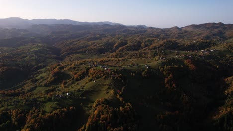 Los-Colores-Del-Otoño-Cubren-El-Pueblo-De-Pestera,-Vista-Aérea-De-Colinas-Bajo-La-Luz-Dorada-Del-Sol-Al-Atardecer