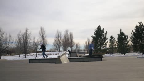 Mann-Dreht-Sich-360-Grad-Auf-Einem-Geländer-Auf-Seinem-Skateboard