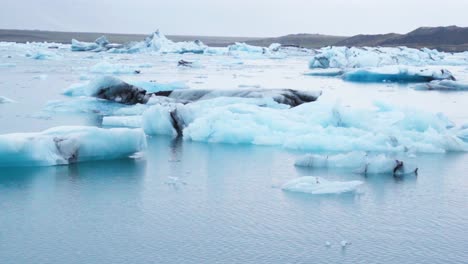 Icebergs-Flotando-En-Aguas-Azules-Tranquilas-En-Islandia---Cámara-Lenta