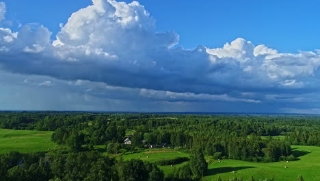 Exuberante-Paisaje-Verde-Bajo-Un-Amplio-Cielo-Nublado,-Vista-Aérea