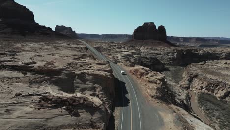 Vanlife-lifestyle-freedom-travelling-through-Monument-Valley-Park,-Utah