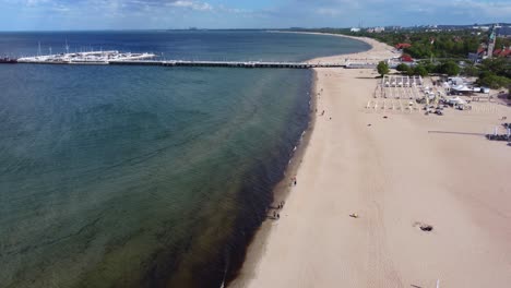 Touristen-Am-Beach-Plaza-Resort-In-Sopot-Pier-In-Der-Nähe-Von-Danzig,-Polen
