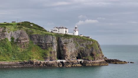 Faro-De-Blackhead-Cerca-De-La-Ciudad-Costera-De-Whitehead-En-El-Condado-De-Antrim,-Irlanda-Del-Norte