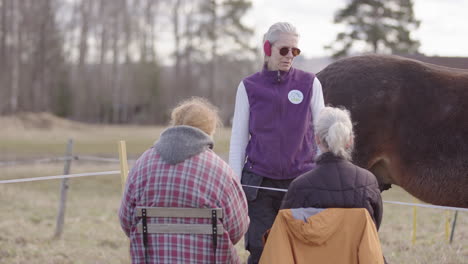 FEEL-trained-facilitator-leads-participants-in-therapeutic-horse-therapy-class