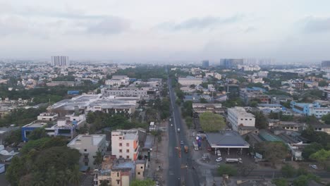 Eine-Atmosphärische-Luftaufnahme-Von-Chennai,-Die-Die-Synergie-Zwischen-Natur-Und-Stadtentwicklung-Zeigt,-Während-Wolken-über-Der-Stadt-Schweben