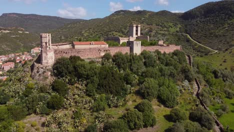 Erleben-Sie-Den-Zeitlosen-Charme-Der-Burg-Von-Bosa-Aus-Einer-Atemberaubenden-Luftansicht-Auf-Sardinien