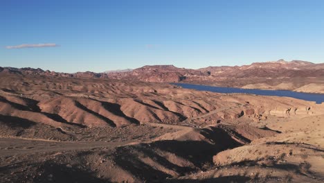 Vista-Aérea-Del-Desierto-En-La-Hora-Dorada-Con-El-Río-Colorado-Al-Fondo.