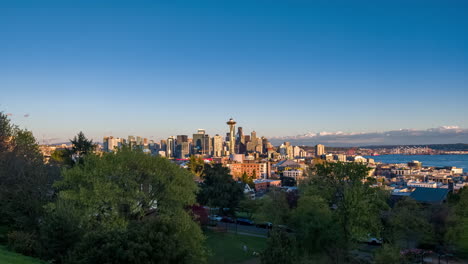 Seattle-Skyline-Sonnenuntergang-Mit-Space-Needle-An-Einem-Wunderschönen-Sonnigen-Tag---Zeitraffer