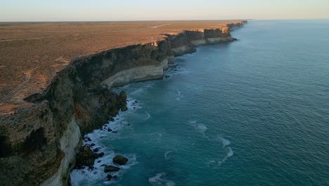 Vista-De-ángulo-Alto-De-Los-Acantilados-De-Nullarbor-Junto-A-Un-Océano-En-El-Sur-De-Australia-Durante-El-Día