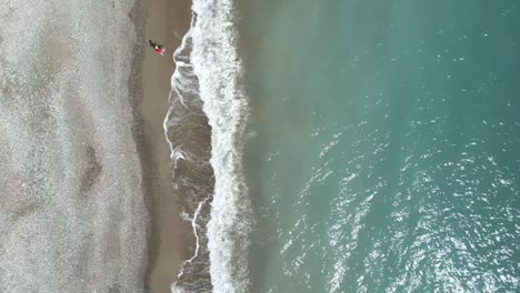 Pissouri-Strand-Auf-Zypern-Mit-Türkisfarbenem-Wasser-Und-Goldenem-Sand,-Luftaufnahme