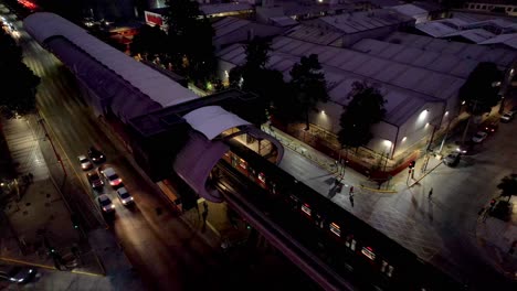 Luftaufnahme-Einer-U-Bahn,-Ankunft-An-Einer-Station,-Nacht-In-Santiago-De-Chile