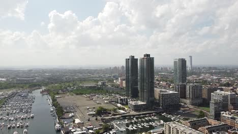 Edificio-De-Apartamentos-Al-Lado-Del-Agua