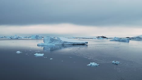 Icebergs-Del-Océano-Antártico-Al-Atardecer,-Paisaje-De-Iceberg,-Muchos-Icebergs-Grandes-Flotando-En-El-Agua-Del-Mar-Al-Atardecer-En-La-Costa-En-Un-Hermoso-Paisaje-Marino-De-Invierno-Al-Amanecer-En-La-Península-Antártica