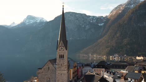 Pintoresca-Iglesia-Y-Casas-En-Hallstatt