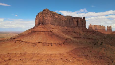 Eine-Große-Felsformation-Ragt-Prominent-In-Der-Trockenen-Landschaft-Der-Monument-Valley-Wüste-In-Der-Nähe-Von-Mexican-Hat,-Utah
