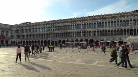 Panoramablick-Auf-Den-Markusplatz-In-Venedig,-Der-Voller-Touristen-Und-Venezianer-Ist