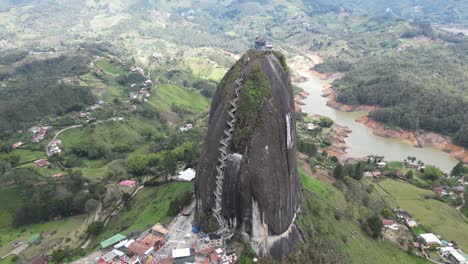 La-Piedra-Del-Peñol-En-Guatape-Medellin-Colombia-En-Verano-Drone-Disparó-Alrededor