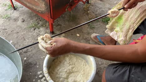 Primer-Plano-De-La-Preparación-De-Kebabs-En-Calcuta,-India