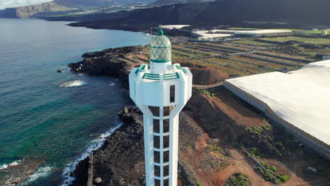 Vista-Aérea-Del-Faro-De-Las-Hoyas-Y-Viendo-La-Banda-De-Lava-Volcánica-Del-Volcán-Tajogaite-En-La-Isla-De-La-Palma