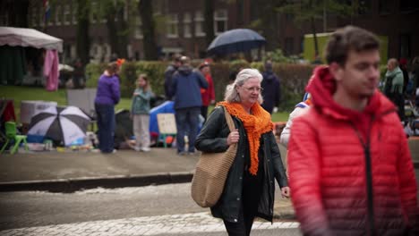 Padre-E-Hijo-Y-Mujeres-Mayores-Cruzando-La-Calle-Durante-El-Día-Del-Rey-En-Amsterdam-Oud-Zuid