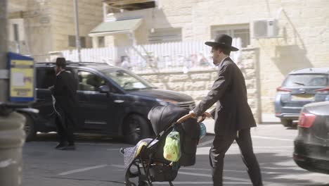 Hombre-Judío-Empujando-Un-Carruaje-En-Jerusalén,-Israel