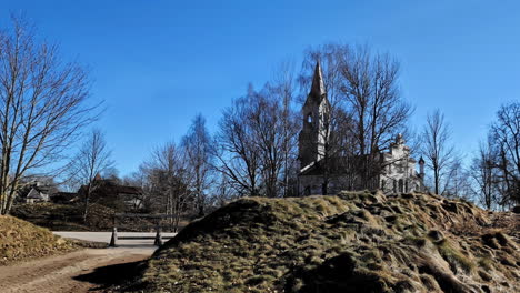 Rundgang-Durch-Den-Garten-Des-Cinevilla-Studios,-Mittelalterlicher-Kirchenhof,-Sonniger-Tag-In-Lettland