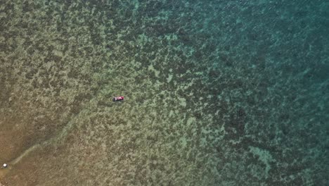 Increíble-Vista-Aérea-Desde-Arriba-Hacia-Abajo-De-Personas-Navegando-En-Kayak-Sobre-Arrecifes-De-Coral