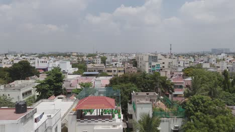 Un-Amplio-Panorama-Aéreo-De-Chennai,-Que-Ofrece-Una-Vista-Panorámica-Del-Horizonte-De-La-Ciudad-Y-De-Las-Bulliciosas-Calles-Con-Un-Telón-De-Fondo-De-Nubes-Ondulantes