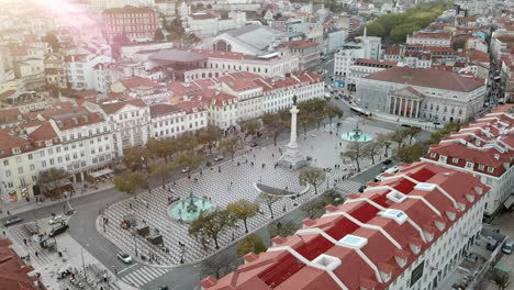 Lissabon,-Die-Drohnenaufnahmen-Des-Rossio-Platzes-Beginnen-Hinter-Den-Dächern-Des-Platzes-Und-Nähern-Sich-Von-Der-Rechten-Seite-In-Richtung-Der-Pedro-4-Statue-Und-Des-Theaters-Donna-Maria