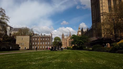 Zeitraffer-Der-Abingdon-Street-Gardens,-Die-Gegenüber-Dem-Palace-Of-Westminster-Liegen