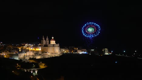 Jährliches-Maltesisches-Feuerwerksfestival-über-Mellieha-Aus-Der-Ferne-Mit-Magischer-Lichtshow-Im-Hintergrund
