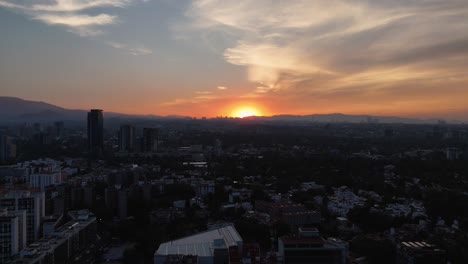 Sonnenuntergang-Mit-Der-Sonne,-Die-Hinter-Den-Bergen-Von-Mexiko-Stadt-Untergeht