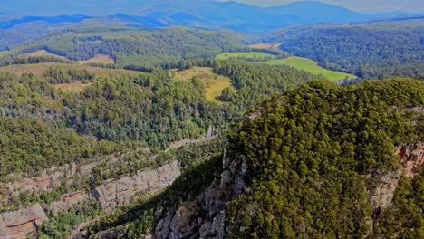 Vista-De-Gran-Angular-Del-Cañón-Leven-Durante-El-Día-Soleado-En-Tasmania,-Australia