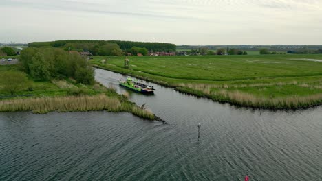 Fähre-Verlässt-Den-Hafen,-Flagge-Auf-Halbmast-Im-Zusammenhang-Mit-Dem-Volkstrauertag