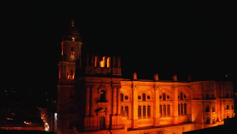 Luftaufnahme-Einer-Drohne-Von-Der-Kathedrale-Von-Málaga-Bei-Nacht-In-Der-Stadt-Málaga,-Andalusien,-Spanien