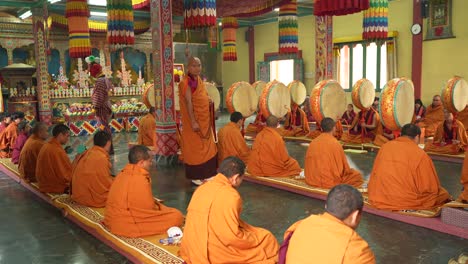 El-Culto-Budista-Se-Lleva-A-Cabo-Dentro-Del-Monasterio-Budista.