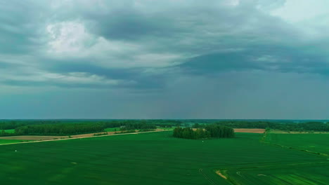 Riesiges-Ackerland-Unter-Herannahenden-Gewitterwolken,-Heiter-Und-Bedrohlich