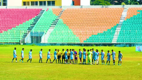 Jugadores-De-Fútbol-Intercambiando-Apretones-De-Manos-Antes-Del-Partido-En-Sylhet,-Bangladesh---Plano-Amplio