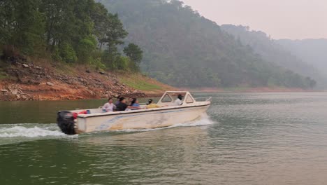 Leute-Fahren-Boot-Auf-Dem-Omni-Lake-Shillong